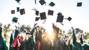 Read more about the article Graduation के बाद क्या करे – कोर्स, जॉब आदि के बारे में जानिए