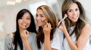 women applying makeup 890 160820